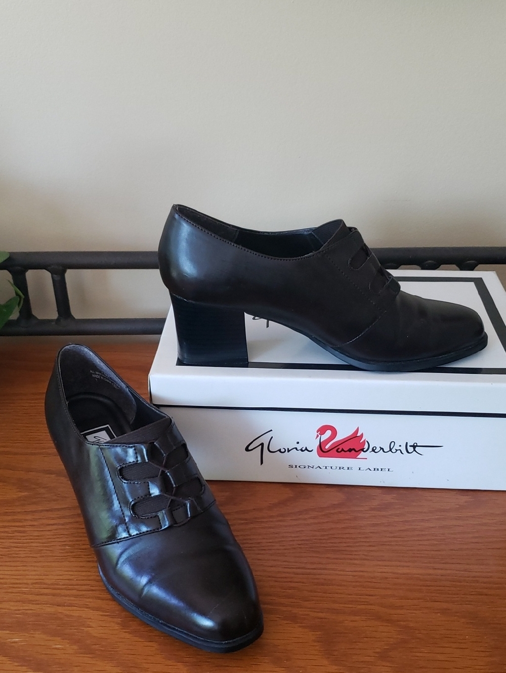 Vtg Gloria Vanderbilt Serena Dark Brown Heeled Loafers Size: 7 1/2
